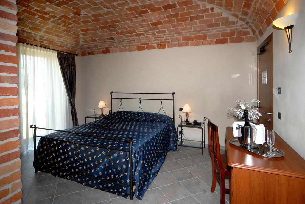 Hotel Le Botti Guarene Esterno foto