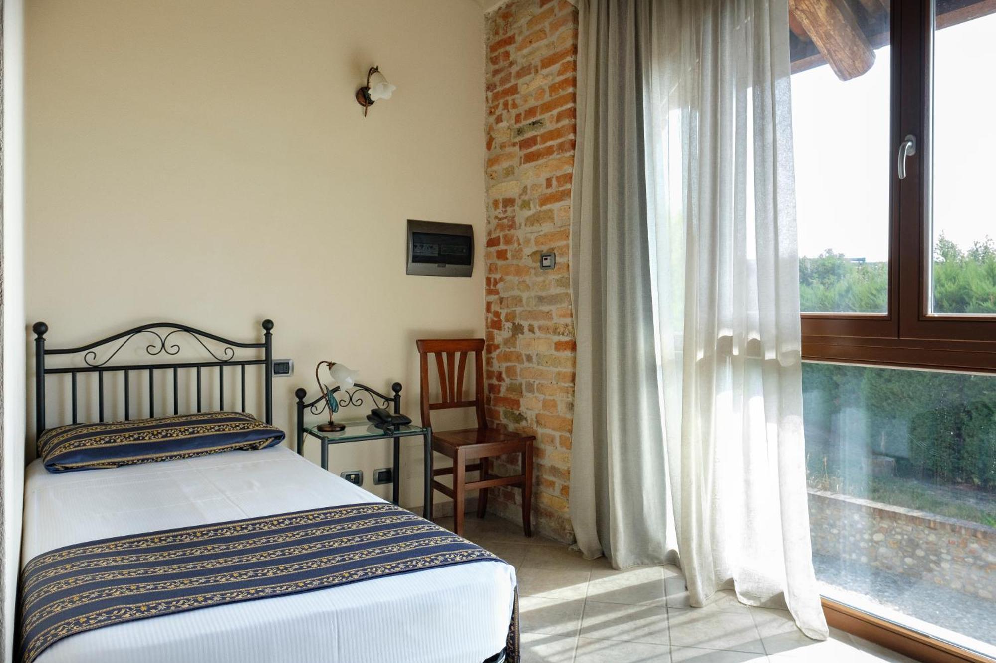 Hotel Le Botti Guarene Esterno foto