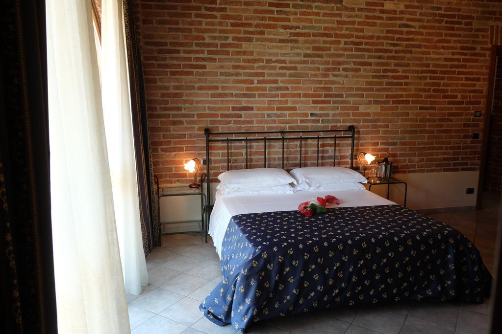 Hotel Le Botti Guarene Esterno foto