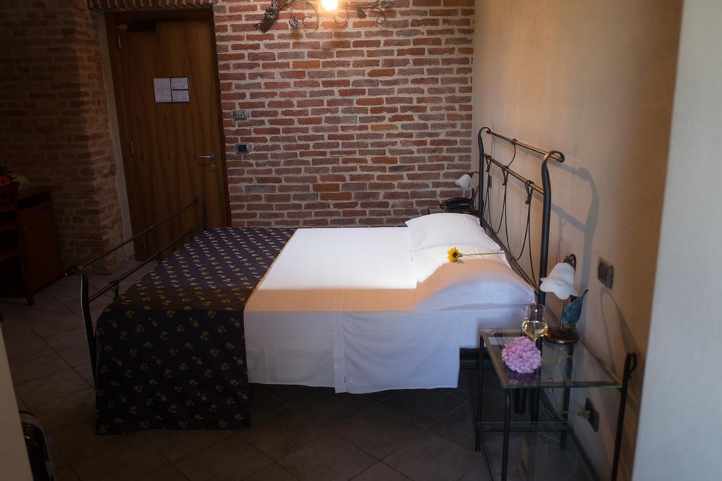 Hotel Le Botti Guarene Esterno foto