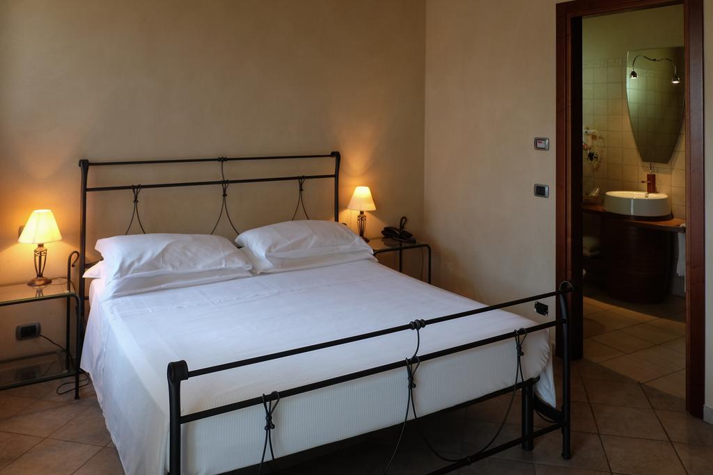 Hotel Le Botti Guarene Esterno foto