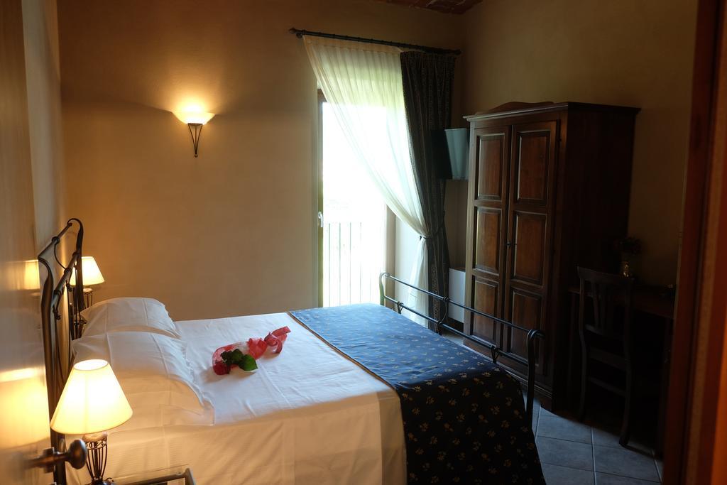 Hotel Le Botti Guarene Esterno foto